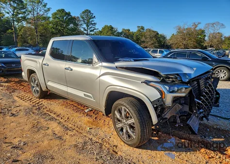 2022 Toyota Tundra Crewmax Capstone z USA, uszkodzony, nr VIN 5TFVC5DB3NX002331
